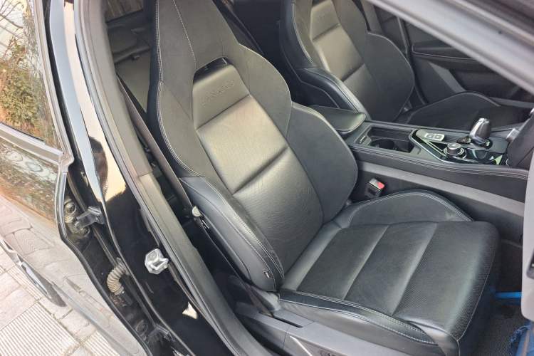 Used Lynk & Co 03 2022 2.0TD DCT JingPro Right Front Seat