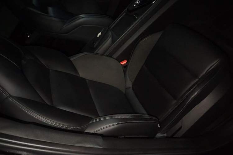 Used Lynk & Co 03 2022 2.0TD DCT GenioPlus Right Front Seat