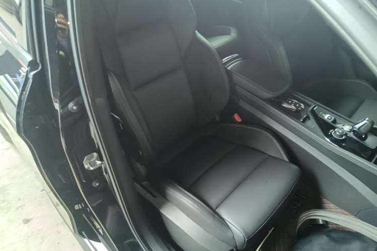 Used Lynk & Co 03 2022 2.0TD DCT GenioPlus Right Front Seat