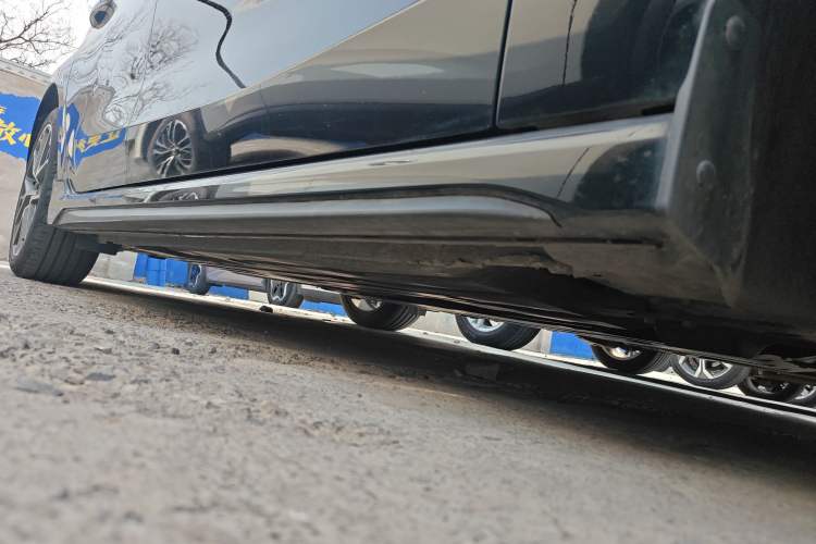 Used Lynk & Co 03 2022 2.0TD DCT JingPro Right Side Sill