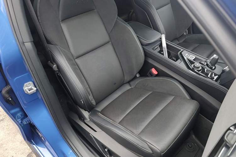 Used Lynk & Co 03 2022 2.0TD DCT JingPro Right Front Seat
