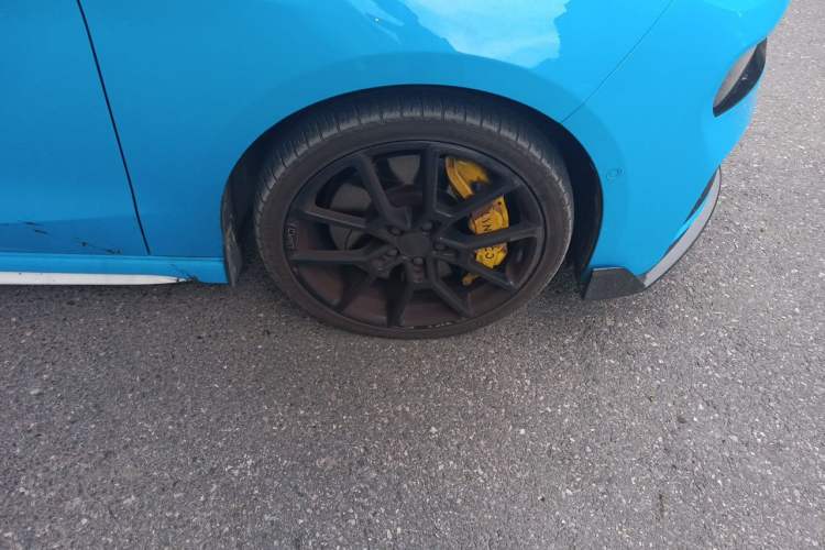 Used Lynk & Co 03 2022 03+ Cyan Custom Performance Kit Right Front Wheel Hub