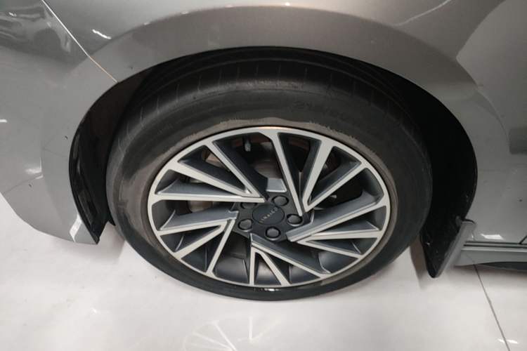 Used Lynk & Co 03 2022 1.5TD DCT JingPlus Left Front Wheel Hub