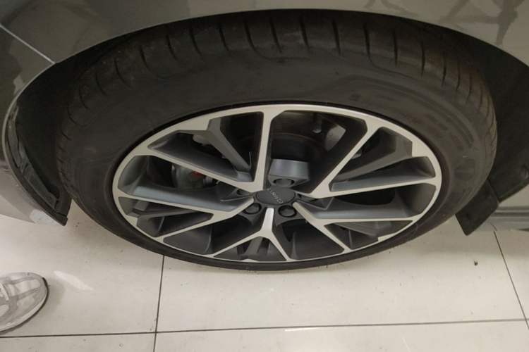 Used Lynk & Co 03 2022 2.0TD DCT JingPro Left Front Wheel Hub