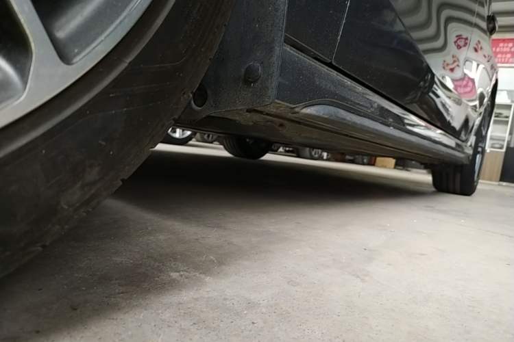 Used Lynk & Co 03 2022 1.5TD DCT JingPro Left Side Sill