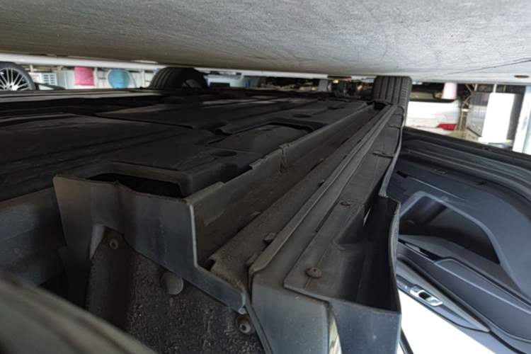 Used Lynk & Co 03 2022 2.0TD DCT JingPro Left Side Sill