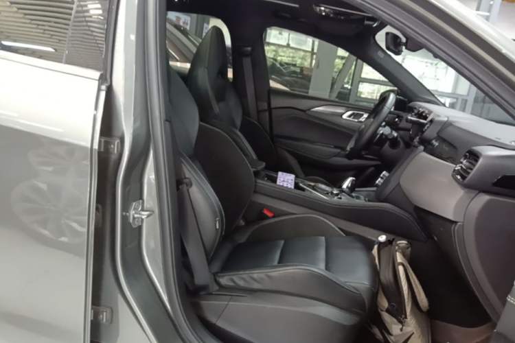 Used Lynk & Co 03 2022 2.0TD DCT GenioPlus Right Front Seat