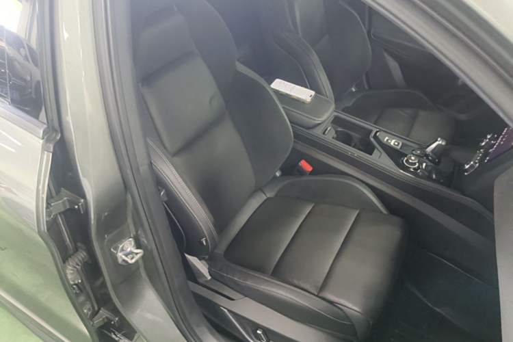 Used Lynk & Co 03 2022 2.0TD DCT JingPro Right Front Seat