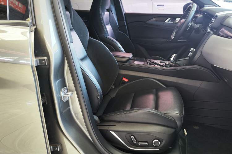 Used Lynk & Co 03 2022 2.0TD DCT JingPro Right Front Seat