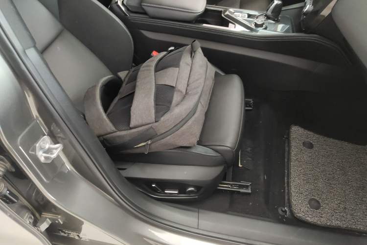 Used Lynk & Co 03 2022 2.0TD DCT JingPro Right Front Seat