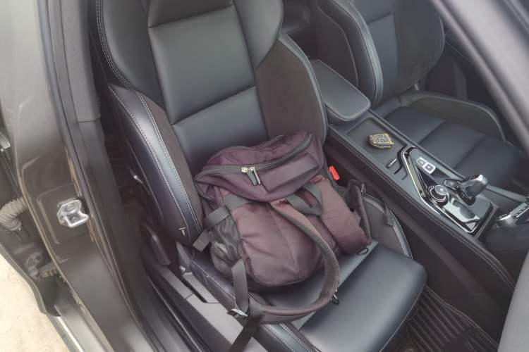 Used Lynk & Co 03 2022 2.0TD DCT GenioPlus Right Front Seat