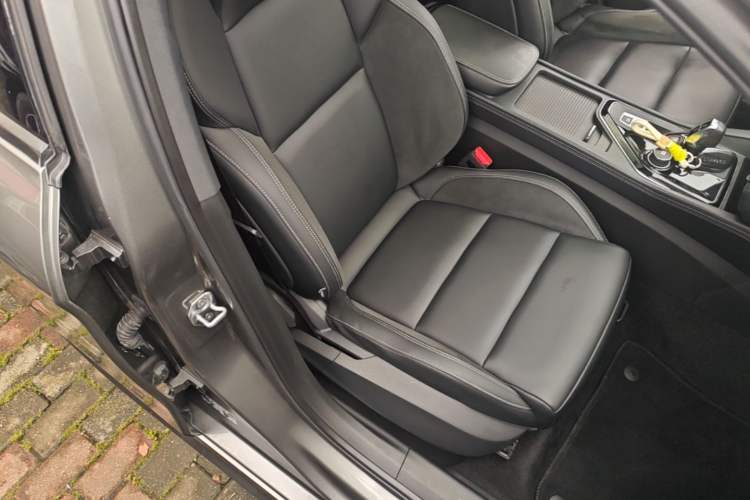 Used Lynk & Co 03 2022 2.0TD DCT GenioPlus Right Front Seat
