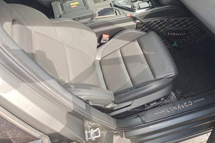 Used Lynk & Co 03 2022 2.0TD DCT JingPro Right Front Seat