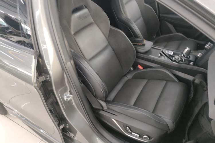 Used Lynk & Co 03 2022 2.0TD DCT JingPro Right Front Seat