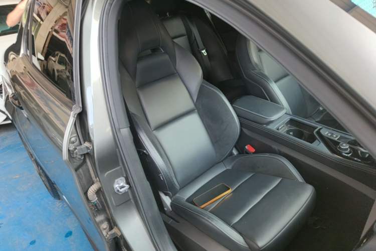 Used Lynk & Co 03 2022 2.0TD DCT GenioPlus Right Front Seat