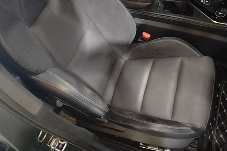 Used Lynk & Co 03 2022 2.0TD DCT JingPro Right Front Seat