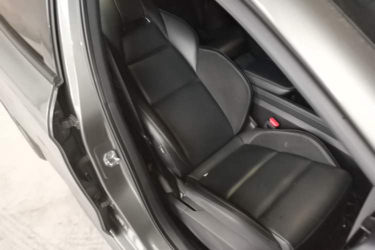 Used Lynk & Co 03 2022 2.0TD DCT GenioPlus Right Front Seat