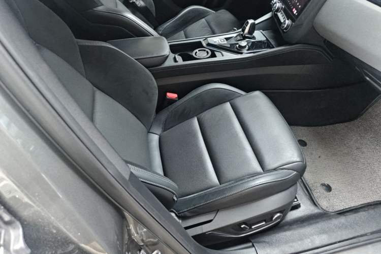 Used Lynk & Co 03 2022 2.0TD DCT JingPro Right Front Seat