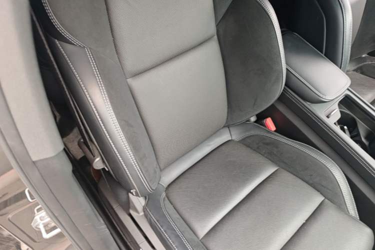 Used Lynk & Co 03 2022 2.0TD DCT JingPro Right Front Seat