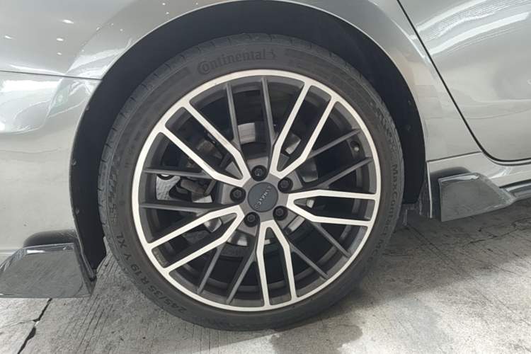 Used Lynk & Co 03 2022 03+ 2.0TD Automatic Performance Package Right Rear Wheel Hub