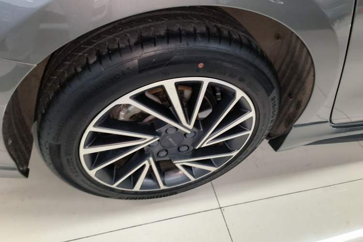 Used Lynk & Co 03 2022 1.5TD DCT JingPlus Right Rear Wheel Hub