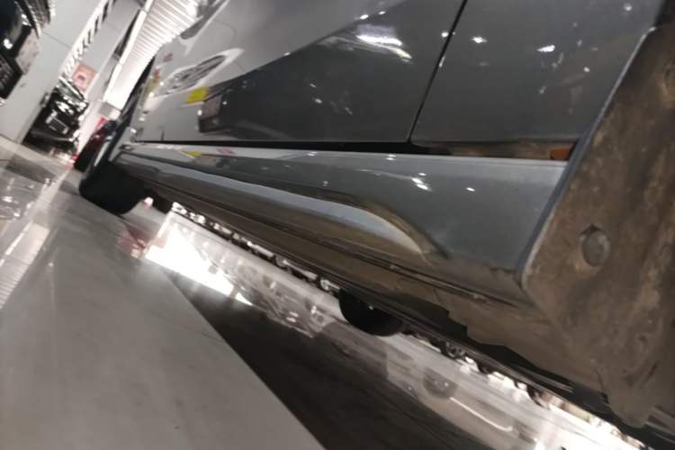 Used Lynk & Co 03 2022 2.0TD DCT JingPro Right Side Sill
