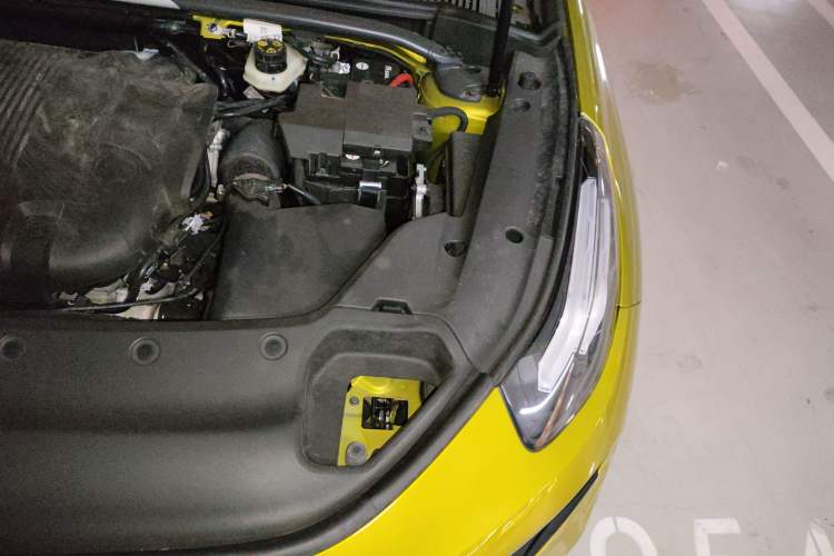 Used Lynk & Co 03 2022 03+ 2.0TD Automatic Performance Package Engine Bay Left