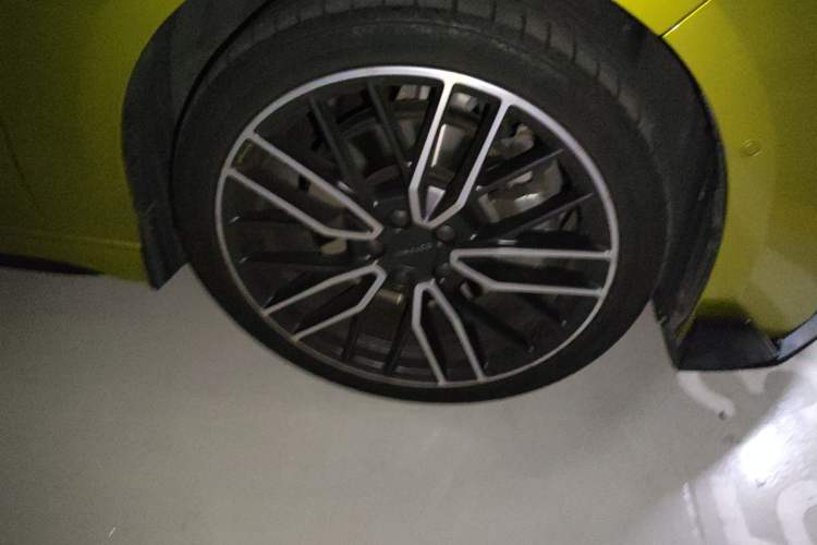 Used Lynk & Co 03 2022 03+ 2.0TD Automatic Performance Package Right Front Wheel Hub