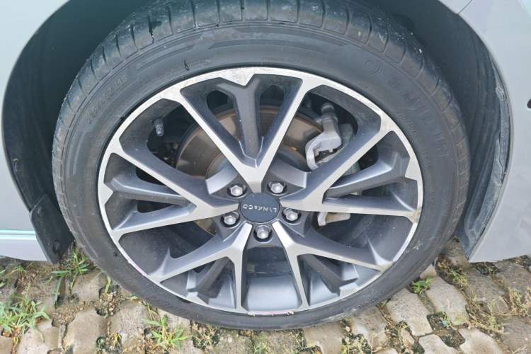 Used Lynk & Co 03 2022 2.0TD DCT JingPro Right Front Wheel Hub