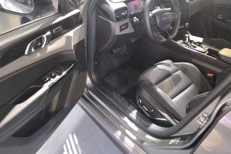 Used Lynk & Co 03 2022 2.0TD DCT JingPro Interior 3