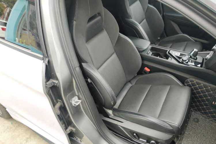 Used Lynk & Co 03 2022 2.0TD DCT JingPro Right Front Seat