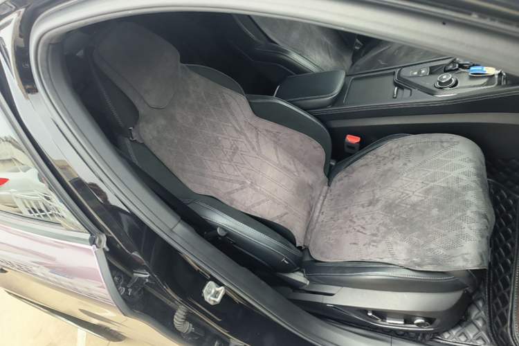 Used Lynk & Co 03 2022 2.0TD DCT JingPro Right Front Seat
