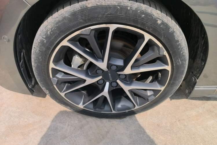 Used Lynk & Co 03 2022 2.0TD DCT JingPro Left Front Wheel Hub