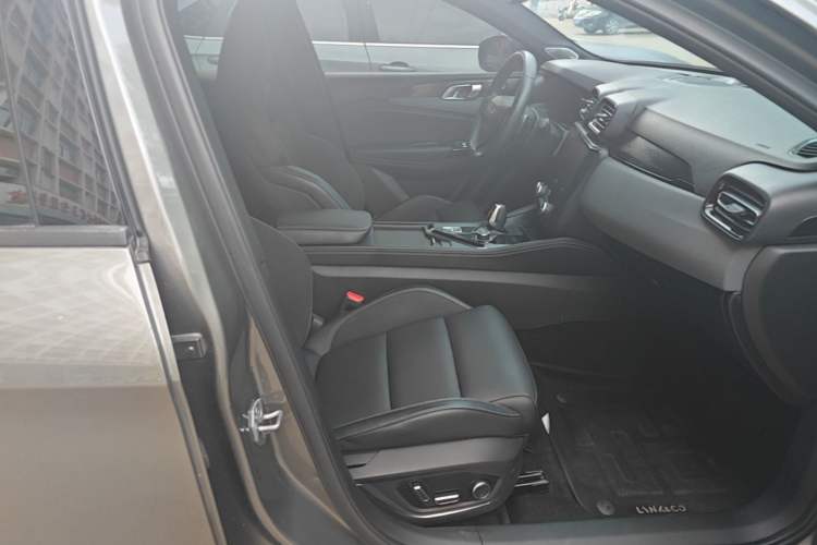 Used Lynk & Co 03 2022 2.0TD DCT JingPro Right Front Seat