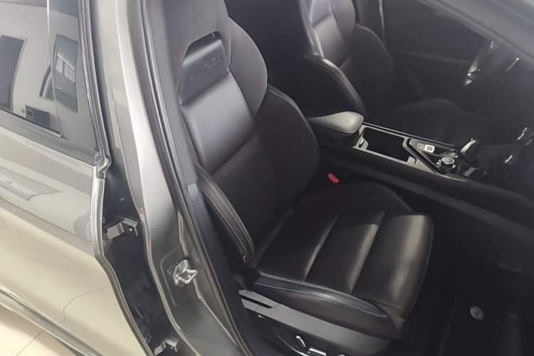 Used Lynk & Co 03 2022 2.0TD DCT JingPro Right Front Seat