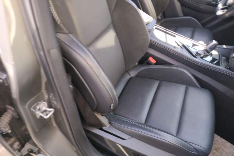 Used Lynk & Co 03 2022 2.0TD DCT JingPro Right Front Seat