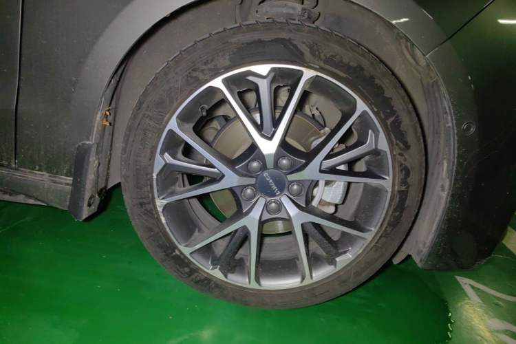 Used Lynk & Co 03 2022 2.0TD DCT JingPro Right Front Wheel Hub