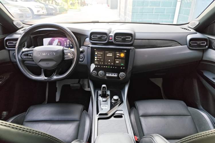 Used Lynk & Co 03 2022 2.0TD DCT JingPro Center Console