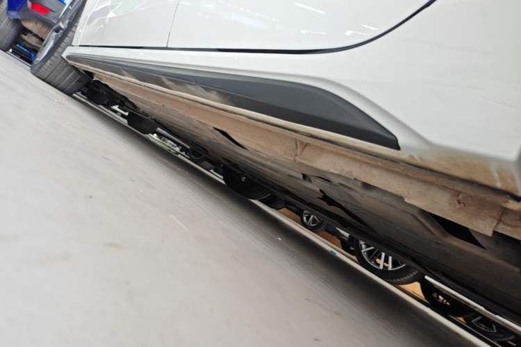 Used Lynk & Co 03 2022 2.0TD DCT JingPro Left Side Sill