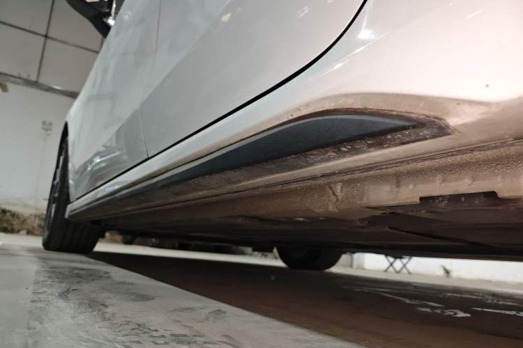 Used Lynk & Co 03 2022 2.0TD DCT GenioPlus Left Side Sill