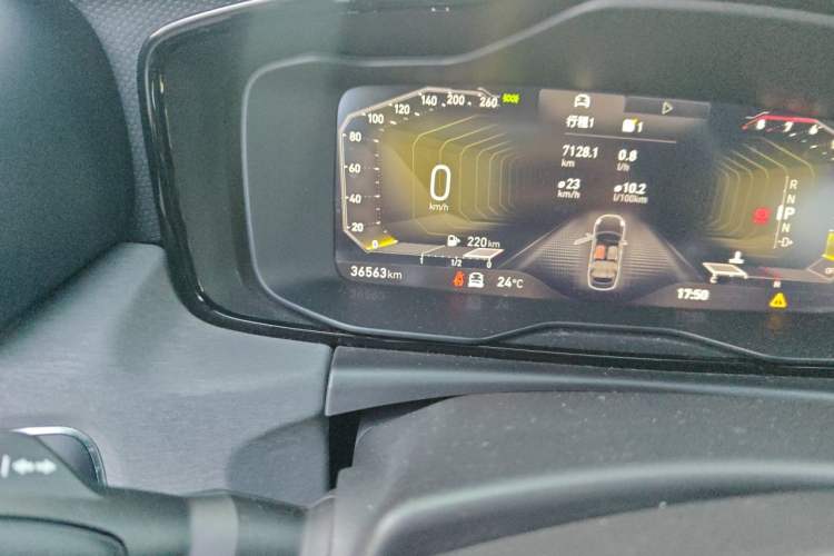 Used Lynk & Co 03 2022 1.5TD DCT JingPlus Odometer Close Up