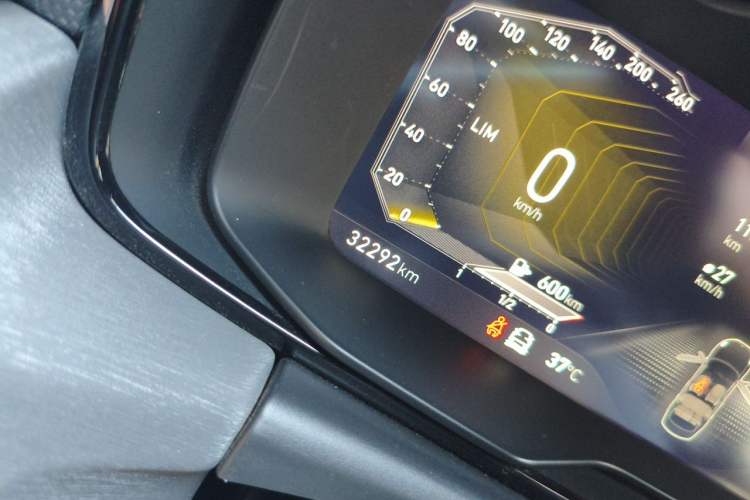 Used Lynk & Co 03 2022 2.0TD DCT GenioPlus Odometer Close Up