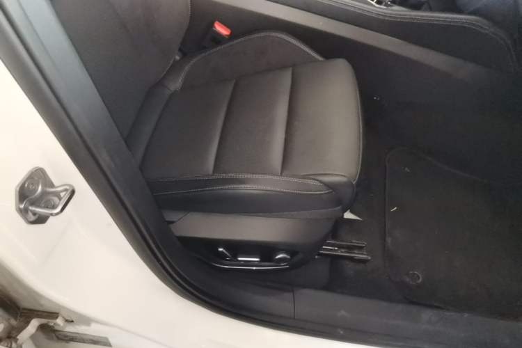 Used Lynk & Co 03 2022 2.0TD DCT JingPro Right Front Seat