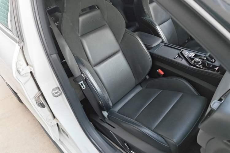 Used Lynk & Co 03 2022 2.0TD DCT JingPro Right Front Seat
