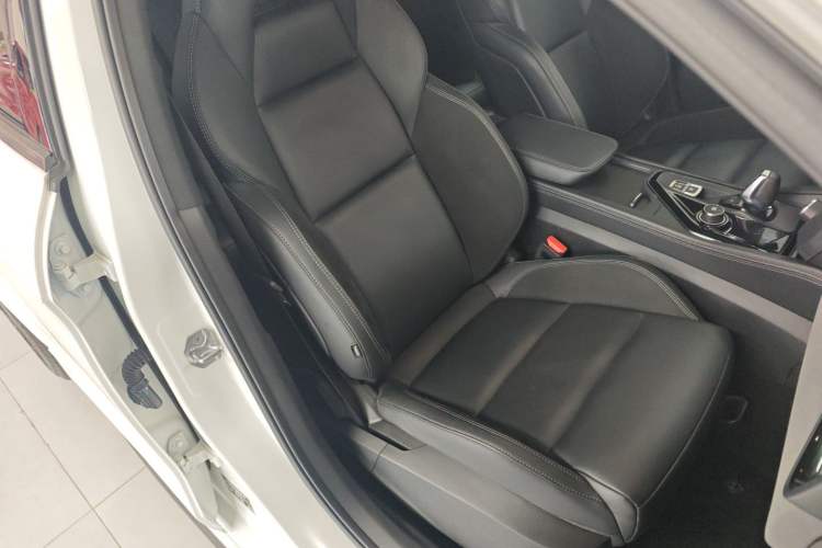 Used Lynk & Co 03 2022 2.0TD DCT GenioPlus Right Front Seat