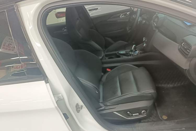 Used Lynk & Co 03 2022 2.0TD DCT JingPro Right Front Seat