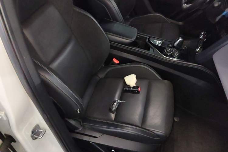 Used Lynk & Co 03 2022 2.0TD DCT JingPro Right Front Seat