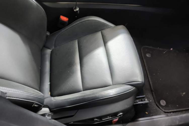Used Lynk & Co 03 2022 2.0TD DCT JingPro Right Front Seat