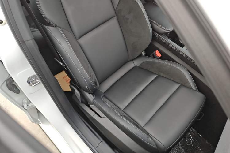 Used Lynk & Co 03 2022 2.0TD DCT GenioPlus Right Front Seat