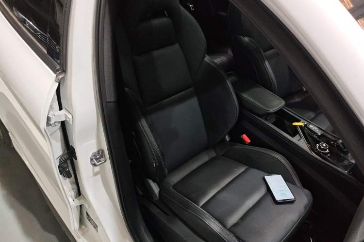 Used Lynk & Co 03 2022 2.0TD DCT GenioPlus Right Front Seat